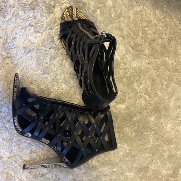 NWOT BCBGMAXAZRIA Black Leather Elena Gladiator Sandals. - Picture 3 of 7